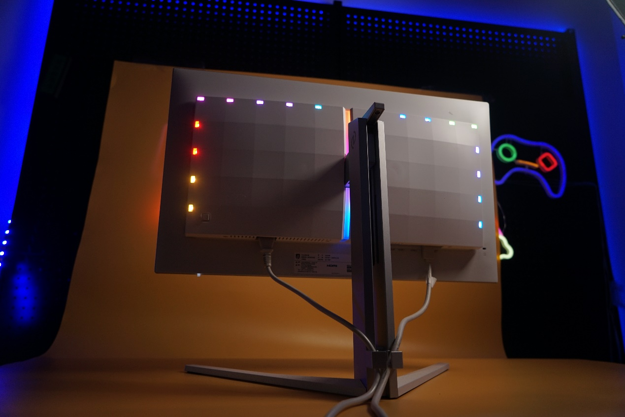 桌面的白色战神!这台精心调校的QD-OLED显示器,让游戏光影蔓延至整个房间