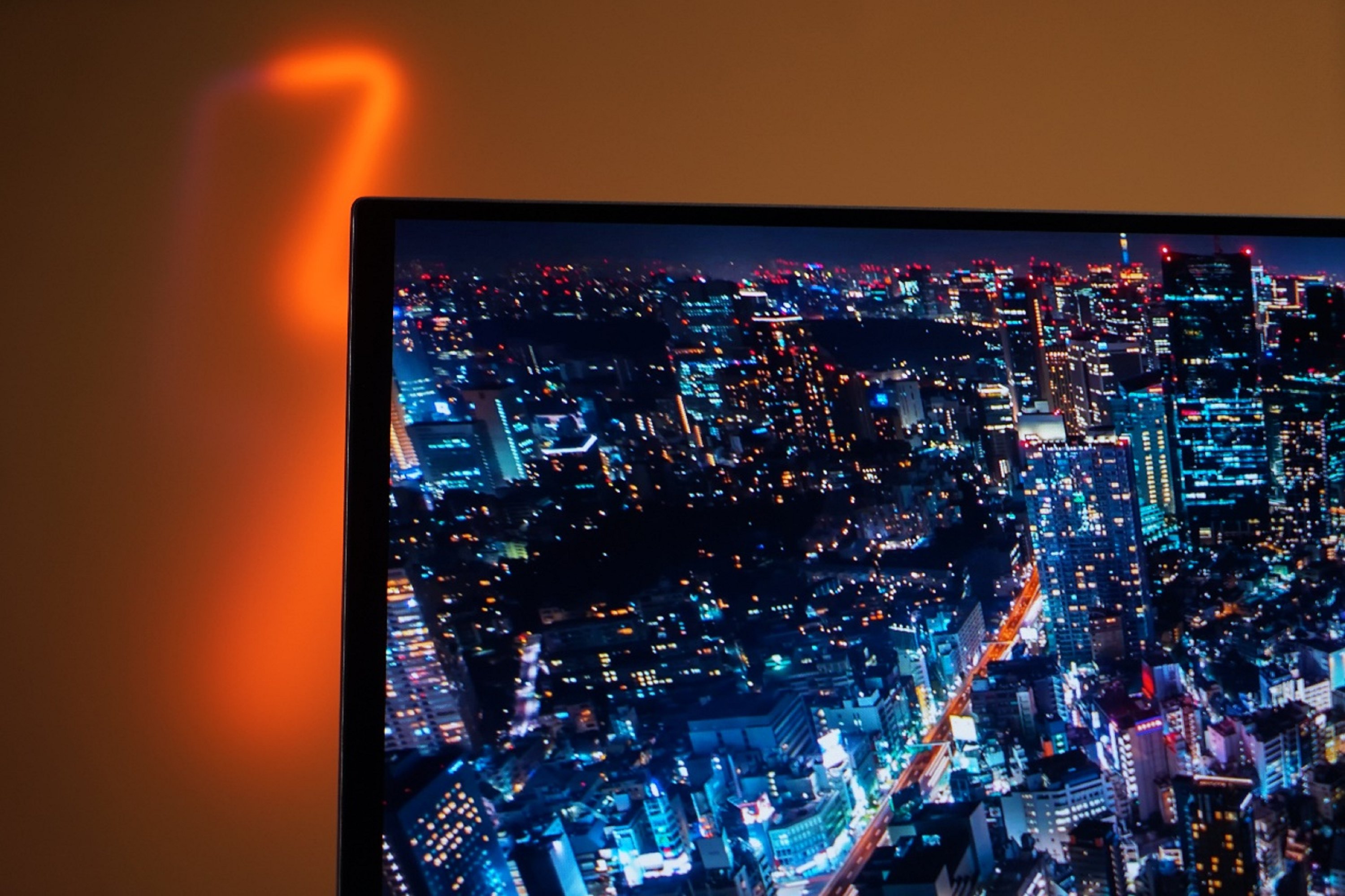 桌面的白色战神!这台精心调校的QD-OLED显示器,让游戏光影蔓延至整个房间