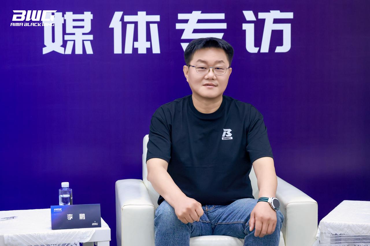 1782716687866497.jpg 爱玛黑翼,当两轮电动车变得更好玩