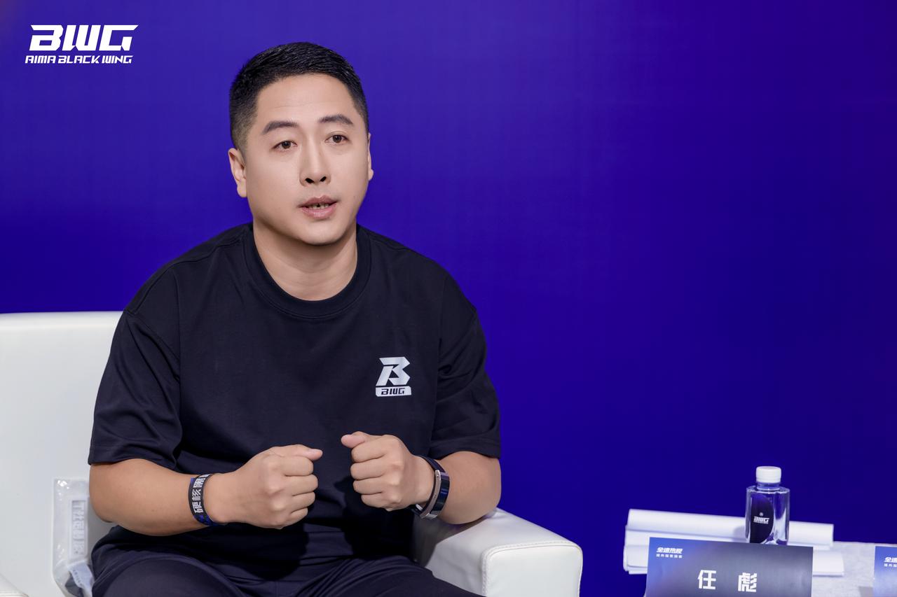 1782716691400768.jpg 爱玛黑翼,当两轮电动车变得更好玩