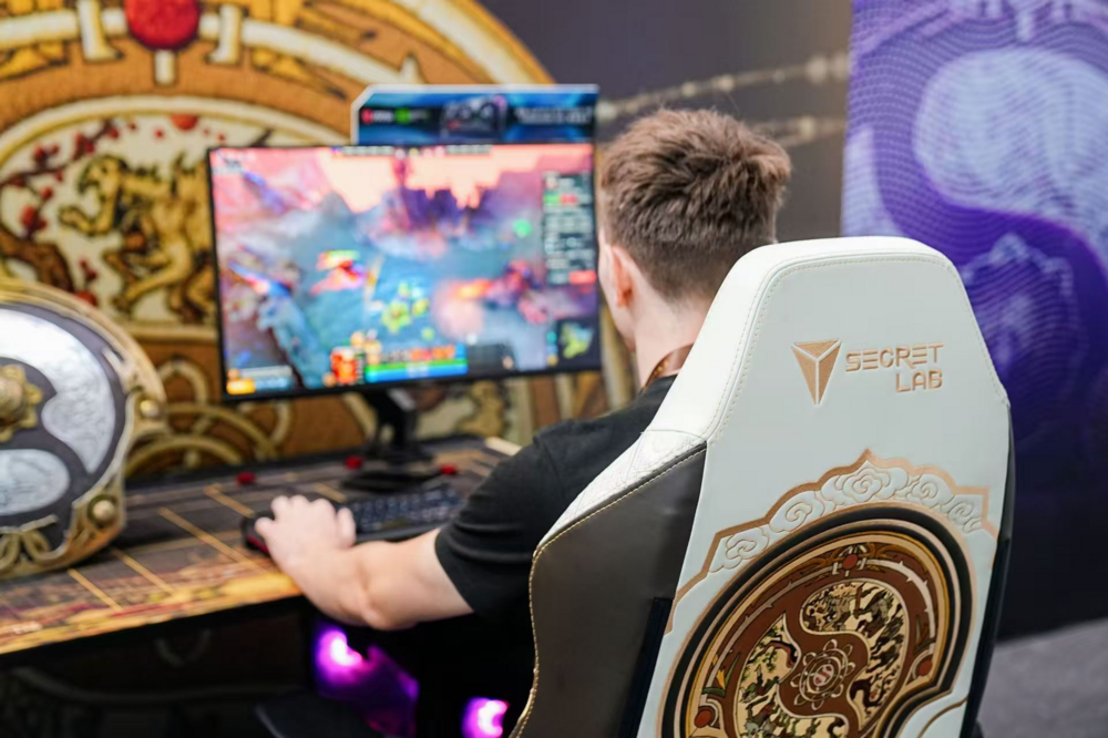 「TI15」Spirit再次封神!Secretlab圣临全程护航TI15——以OSS职业赛场标准,定义电竞装备巅峰