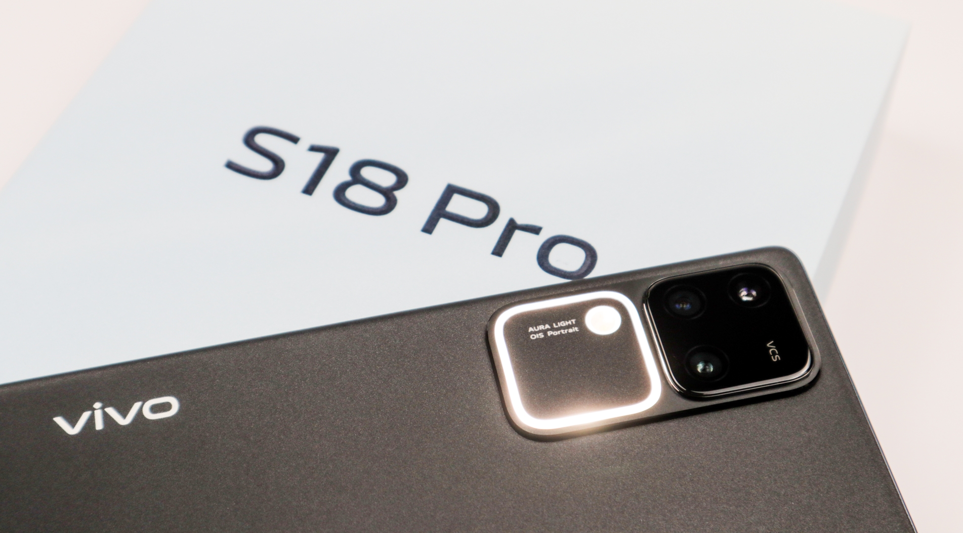 前后柔光，轻薄高颜值手机：vivo S18 Pro评测
