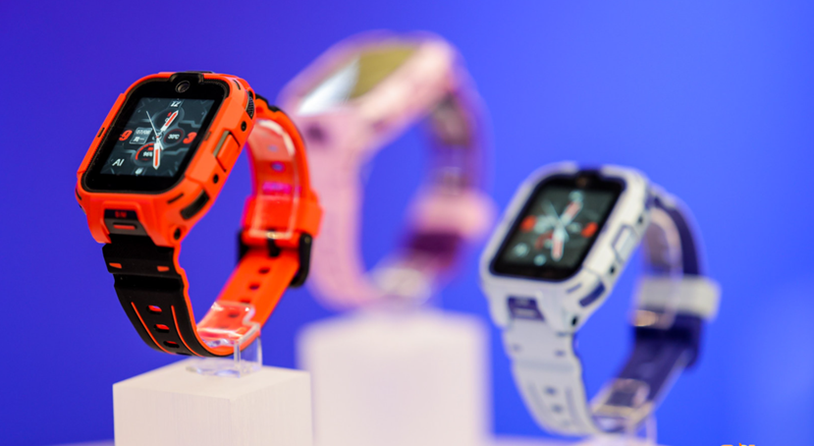 360推出大模型AI儿童手表A9红衣版