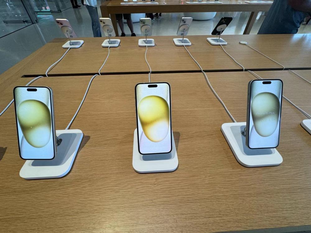 相机垂直排列，苹果 iPhone 16 新照曝光
