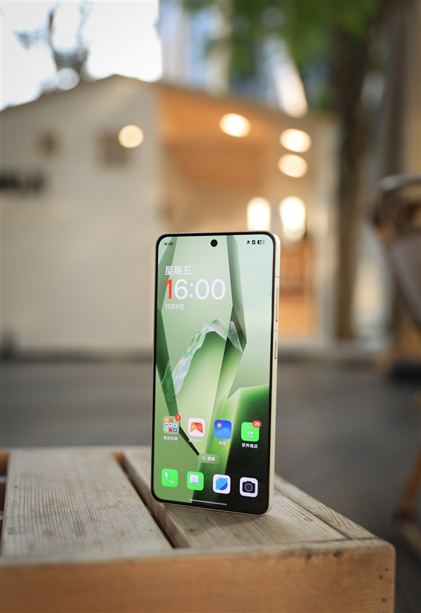 一加Ace 5真机照出炉:直屏+陶瓷机身 同档唯一