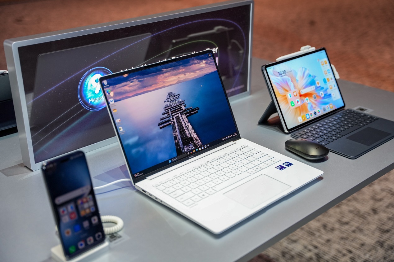 ​荣耀MagicBook Pro 14亮相MWC2025 3月4日国内首销