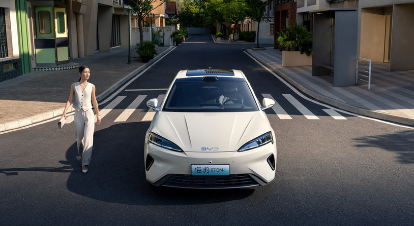 搭载云辇-C、激光雷达、冷暖冰箱，比亚迪2026款海豹07DM-i上市，14.98万起