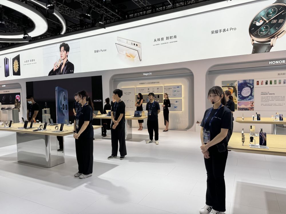 荣耀高管称vivo新机X300功能抄袭：懒得名字都不改