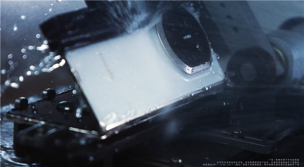 华为Mate X7搭载全新折叠玄武架构:更耐摔、80℃热水也不怕