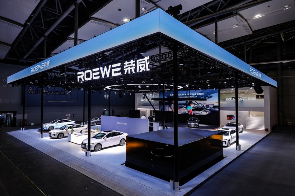 荣威M7 DMH携“活人感”AI车机登陆广州车展