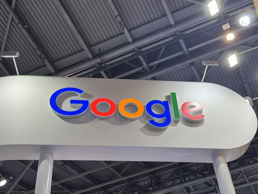 消息称谷歌重启 AI 眼镜：富士康代工、三星设计