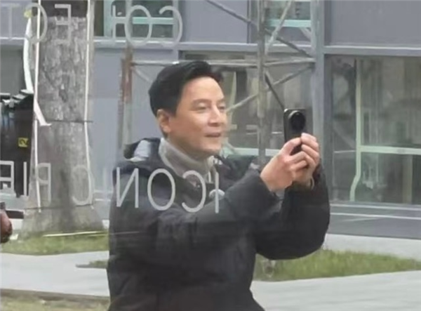 吴彦祖手持小米17 Ultra现身!