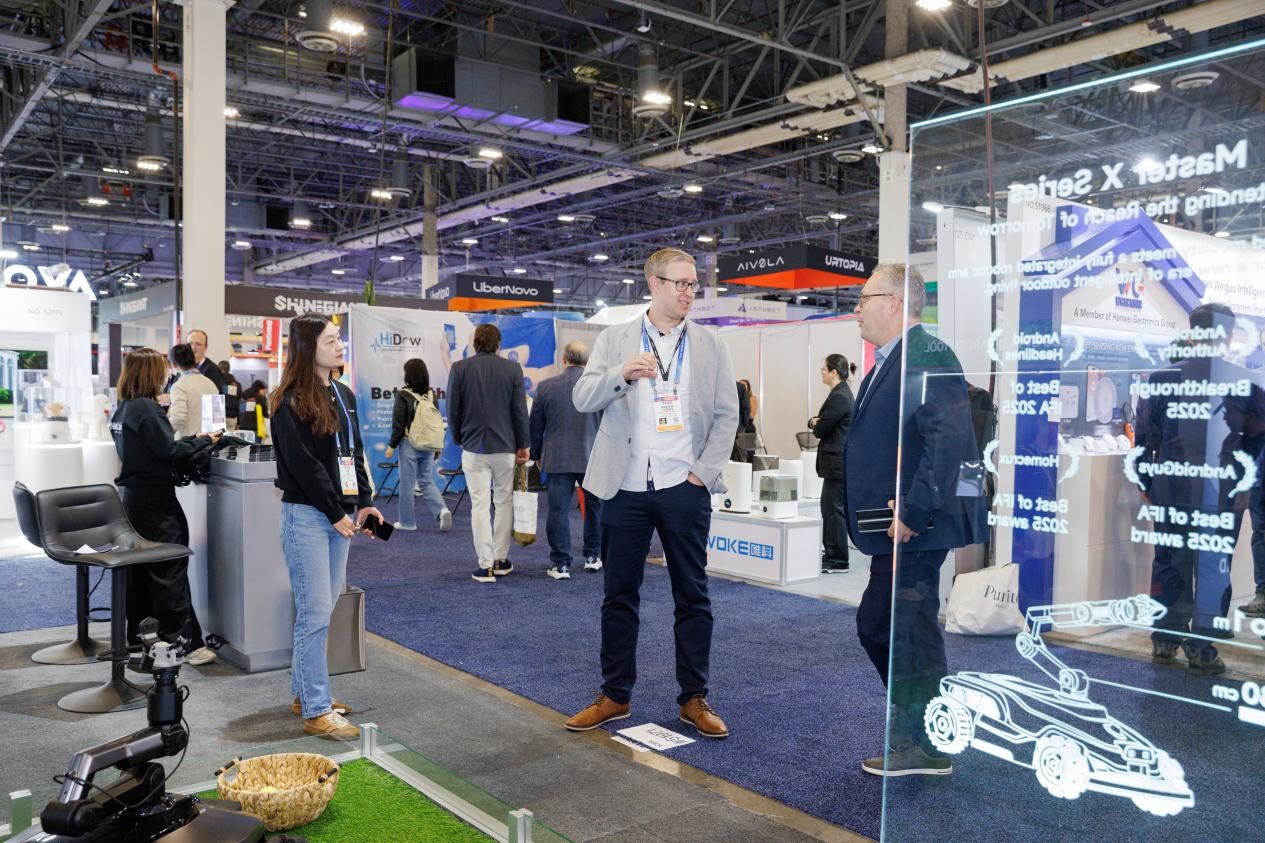 耐士劳发布首款融合星基RTK、AI视觉与激光雷达割草机器人