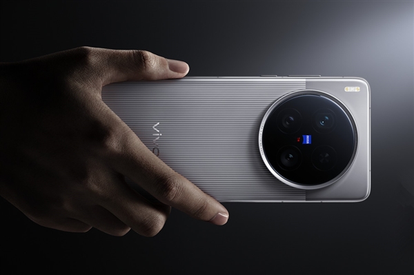 蓝厂最强旗舰来了!vivo X300 Ultra官宣:全大底三主摄加持 影像灭霸