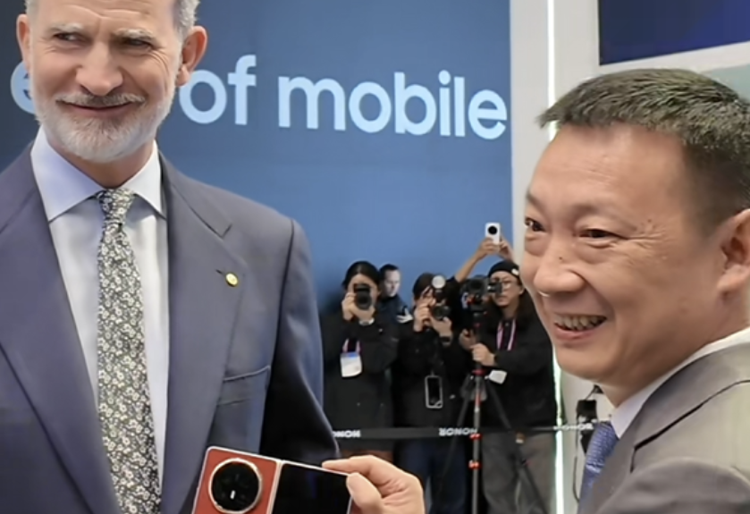 西班牙国王现身MWC 2026荣耀展台，CEO李健赠送荣耀Magic V6