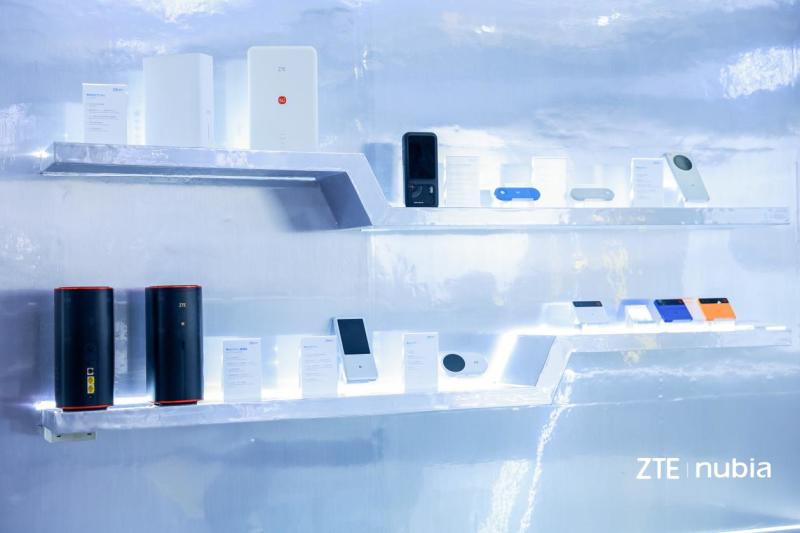 “00后”高速收费员微笑走红 坦言专业才是服务保障 