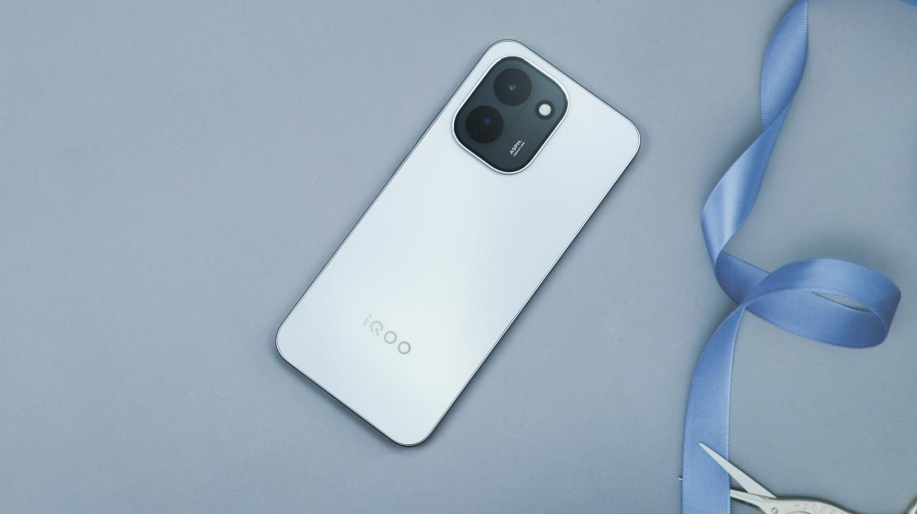 9020mAh超大电池+165Hz高刷的中端新标杆，iQOO Z11评测