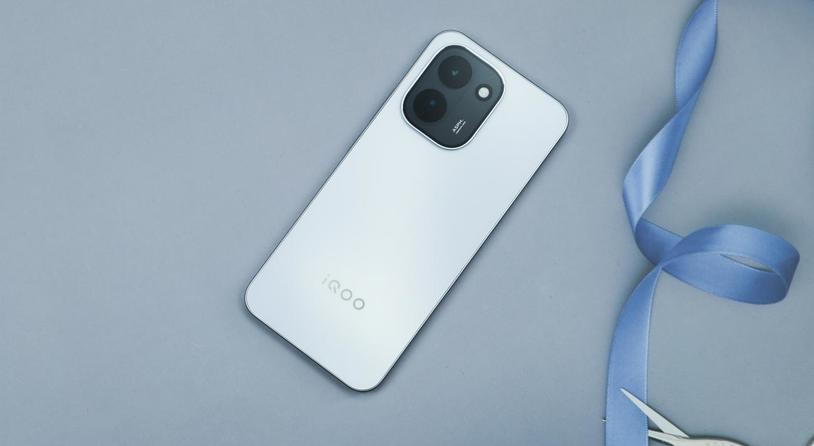 9020mAh超大电池+165Hz高刷的中端新标杆，iQOO Z11评测