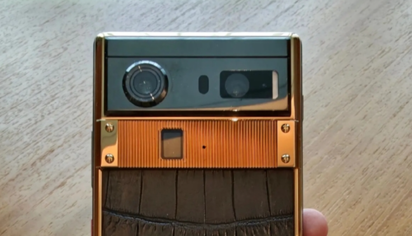 俞浩晒追觅手机真机，鳄鱼皮+黄金外观