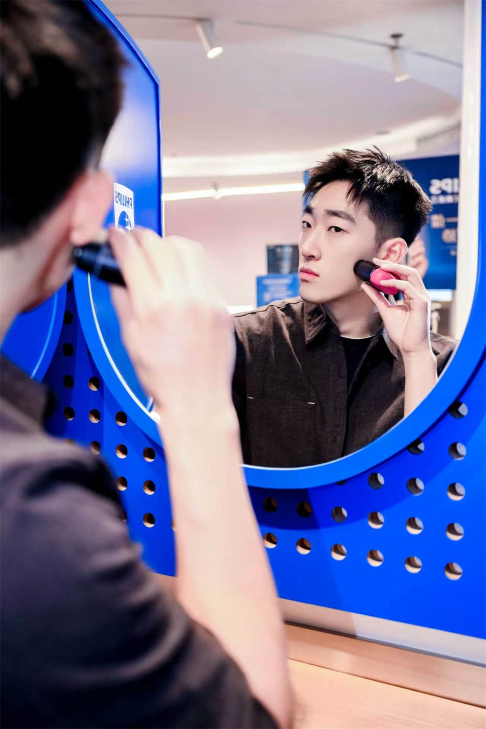 剃须刀走出浴室：飞利浦想让你在任何地方都能“秒回状态”