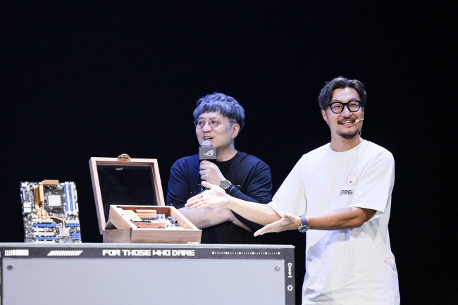 致敬经典 ROG CROSSHAIR 2006复刻版主板闪耀ROG DAY