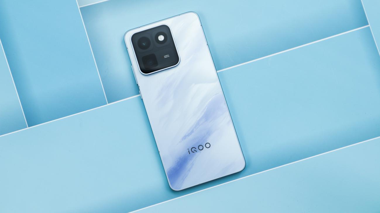 无2K不旗舰，游戏视效再登顶：iQOO 15T评测