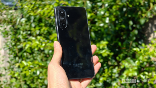 三星 Galaxy A27 意外曝光：旗舰配置下放，但一处设计倒退引发争议