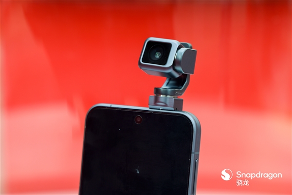 全球首款机器人手机过 3C 认证！荣耀 Robot Phone 定档 8 月亮相