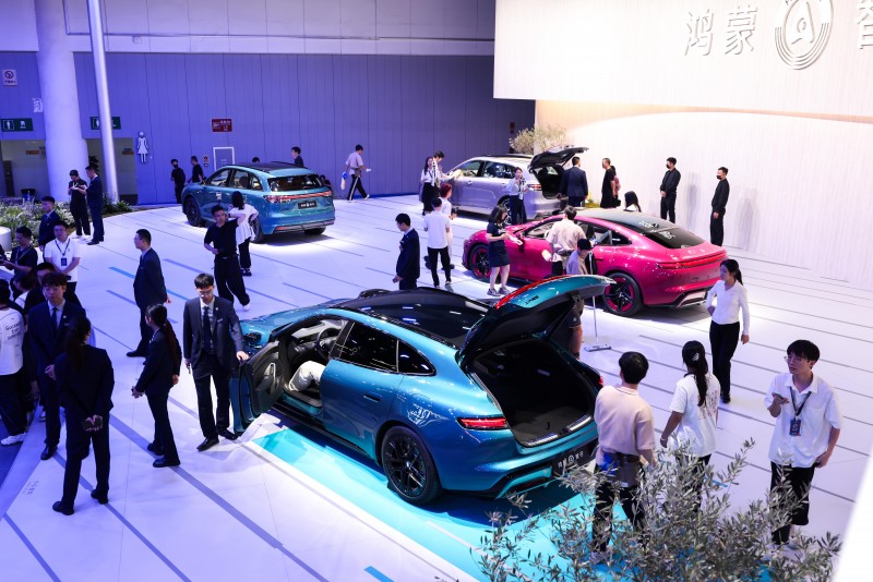 鸿蒙智行尚界Z7系列搭载小艺新大脑亮相2026成都国际车展，会认路会控车还会方言聊天